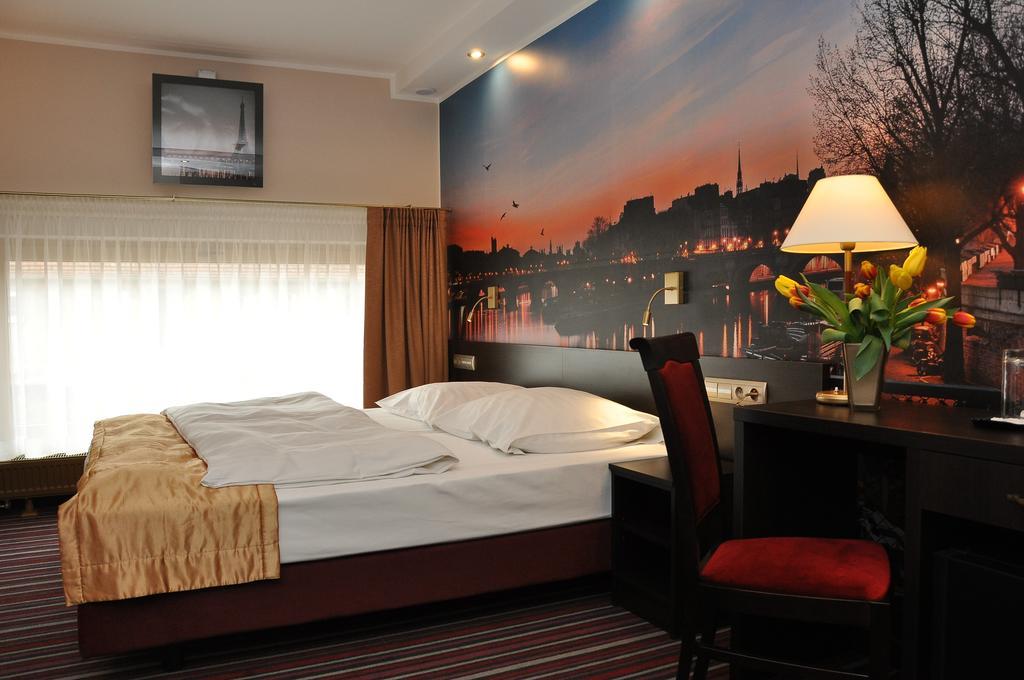 Hotel Atrium Nowy Tomyśl エクステリア 写真