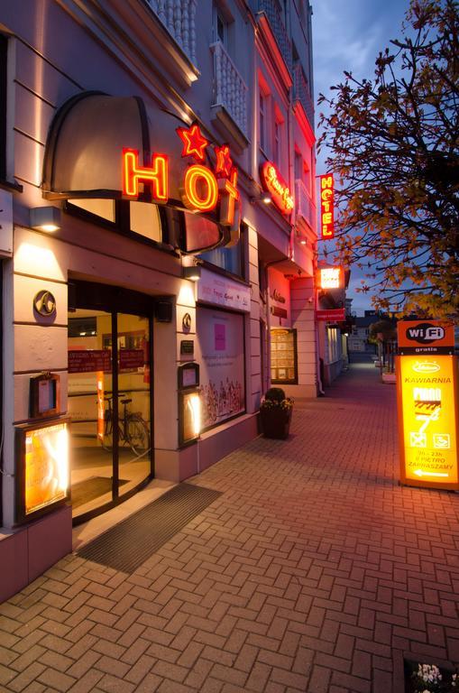 Hotel Atrium Nowy Tomyśl エクステリア 写真