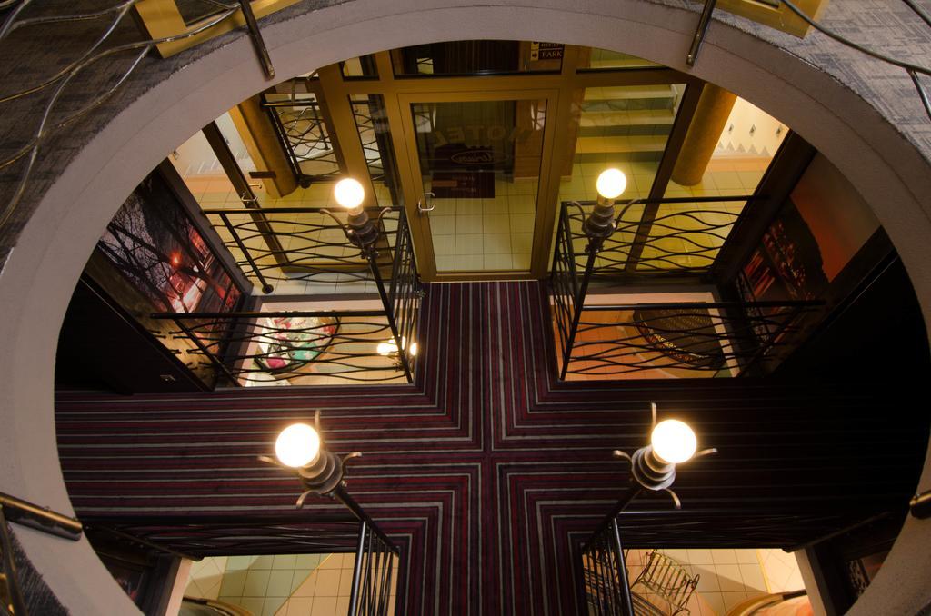 Hotel Atrium Nowy Tomyśl エクステリア 写真