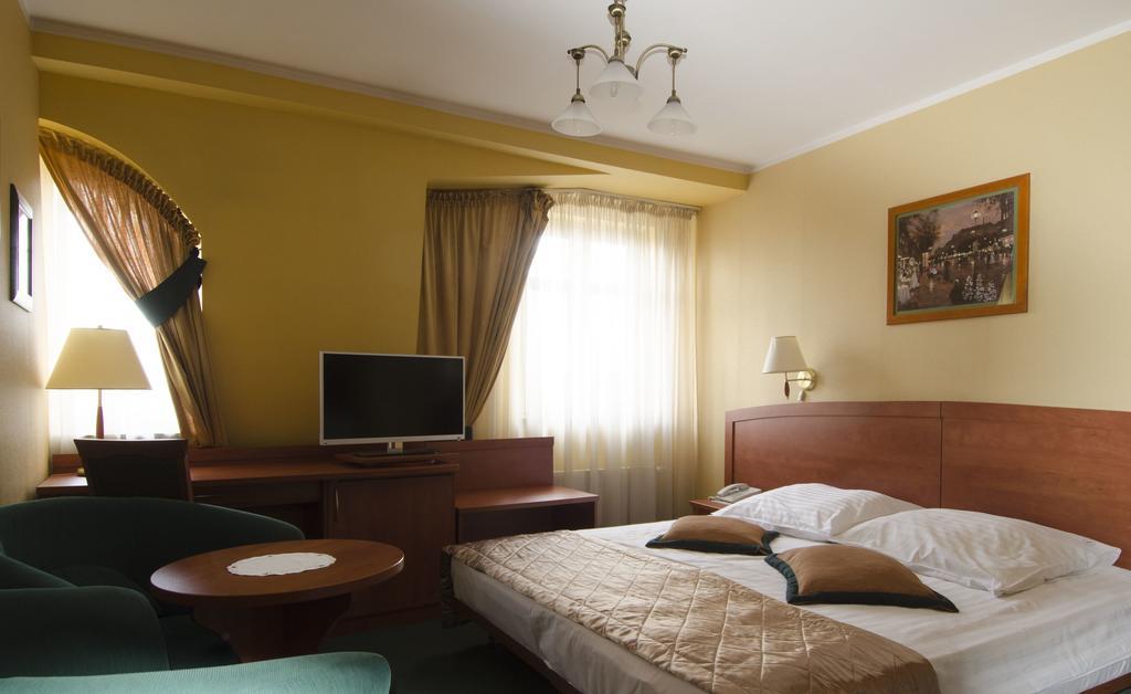Hotel Atrium Nowy Tomyśl エクステリア 写真