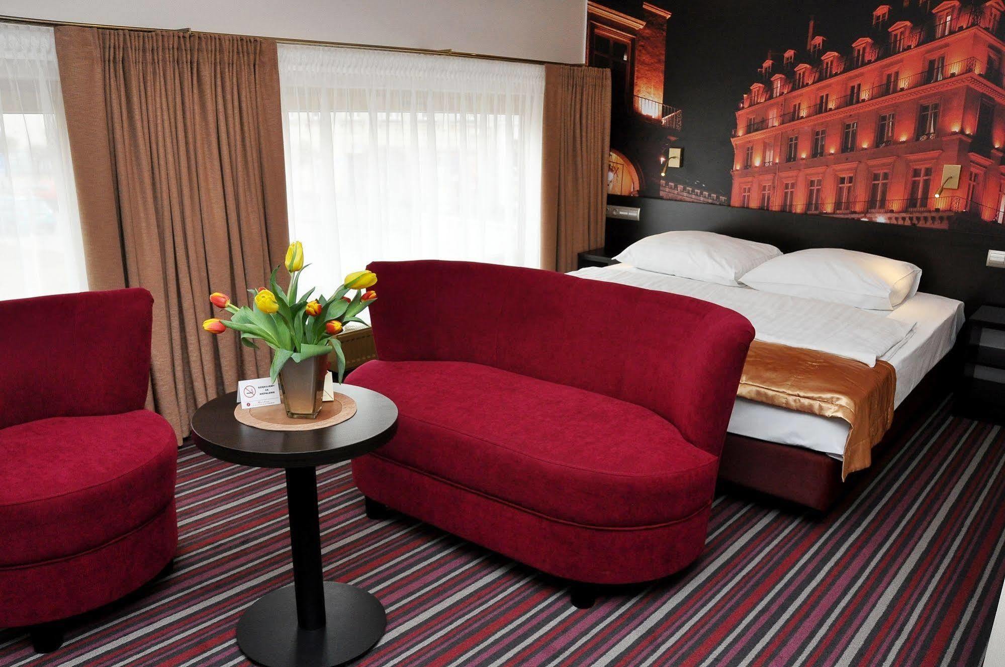 Hotel Atrium Nowy Tomyśl エクステリア 写真
