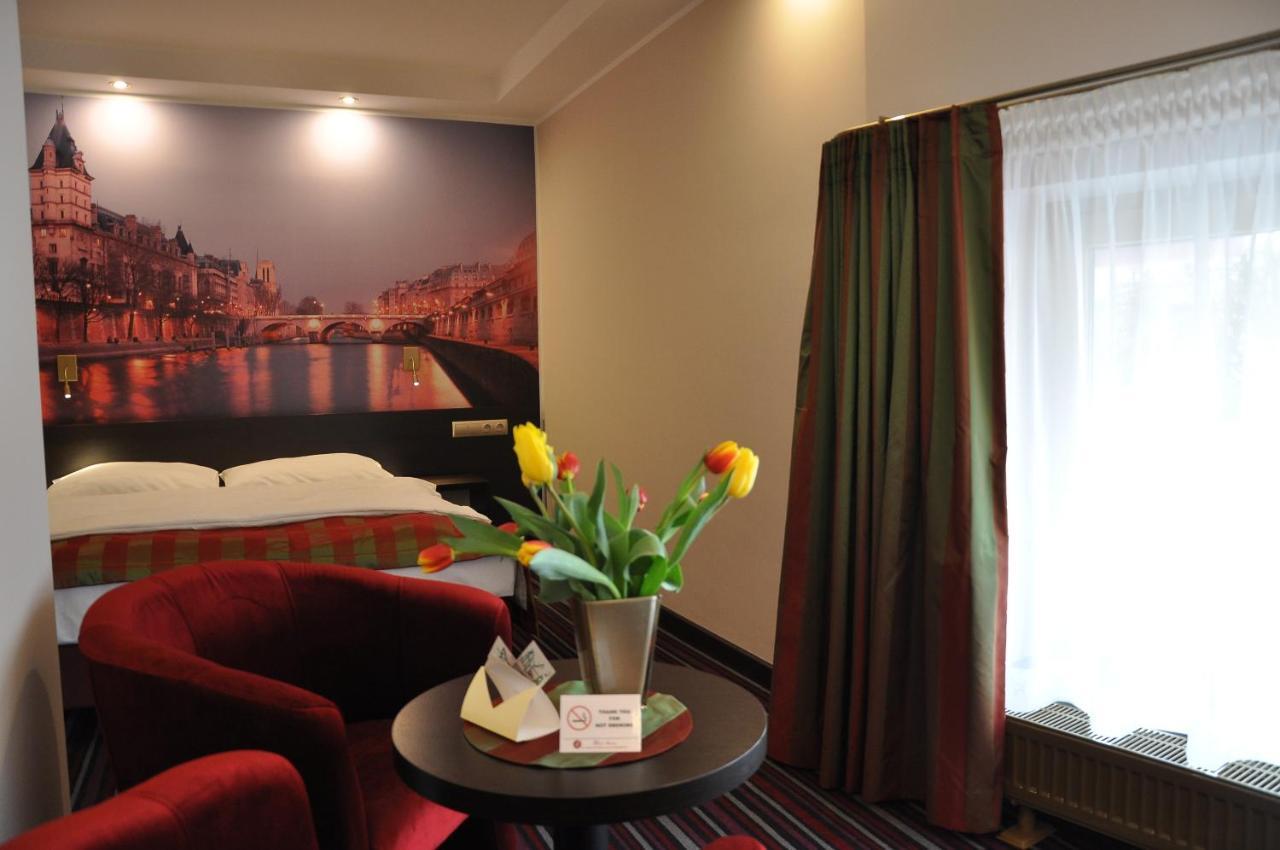 Hotel Atrium Nowy Tomyśl エクステリア 写真